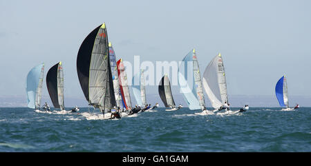 Preparazione Campionati mondiali di vela ISAF - Portogallo. La flotta di skiffs di classe 49er gareggia a Cascais, in Portogallo, dove stanno per competere nei campionati mondiali di vela ISAF. Foto Stock