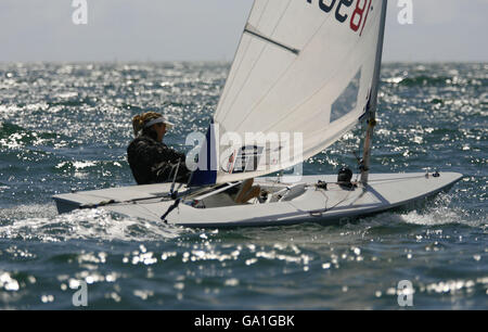 British Olympic Sailing Team spereful nella classe laser radiale Charlotte Dobson in azione a Cascais, Portogallo, dove sta per competere ai Campionati Mondiali di vela ISAF. Foto Stock