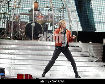 Rod Stewart si esibisce sul palco nella notte di apertura del suo tour europeo Greatest Hits, al St James' Park di Newcastle. Foto Stock