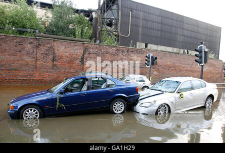 Le automobili sono state abbandonate nelle acque profonde di Sheffield, nello Yorkshire meridionale. Foto Stock