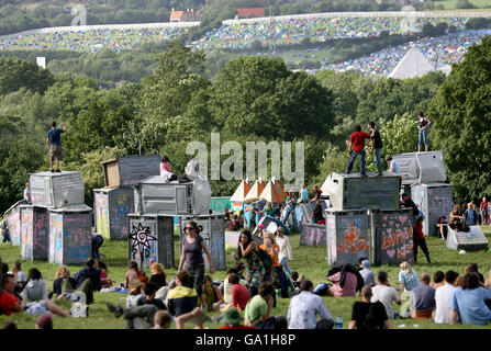 L'installazione di Loo Henge da parte dell'artista Banksy è visto al festival di Glastonbury 2007 a Worthy Farm a Pilton, Somerset. Foto Stock