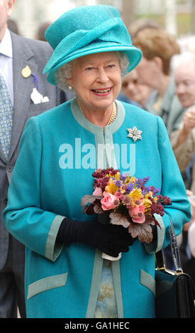 La Regina Elisabetta II della Gran Bretagna visita il Royal Horticultural Society Garden a Wisley, Surrey, dove ha ufficialmente aperto la Glasshouse per celebrare l'anno bicentenario del giardino. Foto Stock