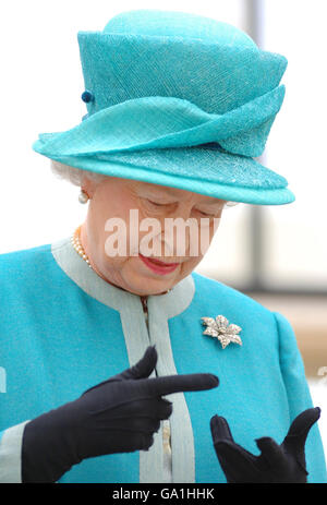 La Regina Elisabetta II della Gran Bretagna durante la sua visita al Royal Horticultural Society Garden a Wisley, Surrey, dove ha ufficialmente aperto la Glasshouse per celebrare l'anno bicentenario del giardino. Foto Stock