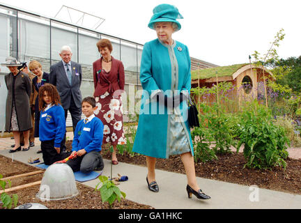 Queen visite qui RHS Garden Foto Stock