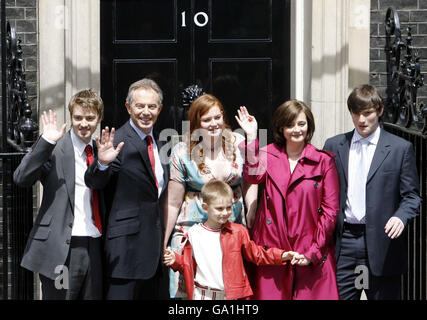 Il primo Ministro Tony Blair accompagnato dalla sua famiglia (da sinistra a destra Euan, Kathryn, Cherie, Nicky. Prima fila: Leo) posa sui gradini del No.10 mentre lasciano Downing Street, Londra. Foto Stock