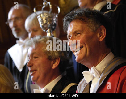 Michael Palin (a destra) e il direttore dell'Università di Edimburgo, il professor Timothy o'Shea (a sinistra), durante una fotocellula presso la McEwan Hall dell'Università di Edimburgo. Foto Stock