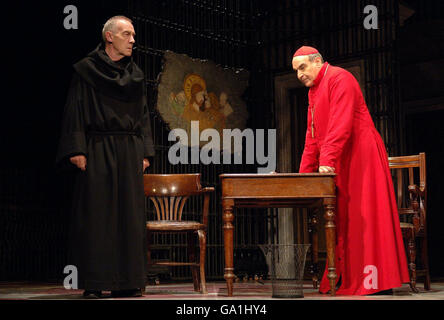 Michael Jayston (a sinistra, come il Confessore) e David Suchet (come il Cardinale Bellini) l'ultima Confessione al Teatro Royal Haymarket, nel centro di Londra. Foto Stock