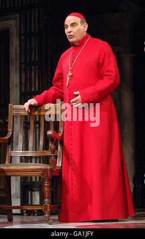 David Suchet (come Cardinale Bellini) nell'ultima Confessione al Theatre Royal Haymarket, nel centro di Londra. Foto Stock
