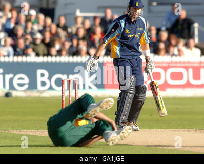 Cricket - Twenty20 Cup - North Division - Nottinghamshire / Derbyshire - Trent Bridge. Il C e Shreck di Nottinghamshire viene colpito dal Derbyshire Michael Dighton durante la partita della Twenty20 Cup al Trent Bridge di Nottingham. Foto Stock