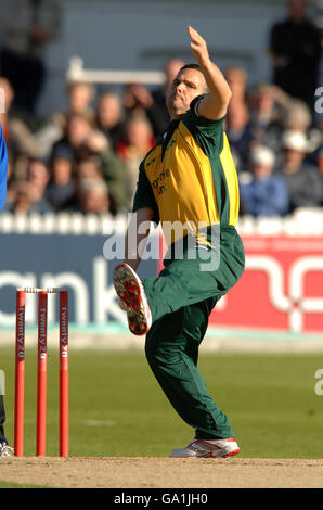 Cricket - Twenty20 Cup - North Division - Nottinghamshire / Derbyshire - Trent Bridge. Mark Ealham di Nottinghamshire in azione durante la partita della Twenty20 Cup a Trent Bridge, Nottingham. Foto Stock