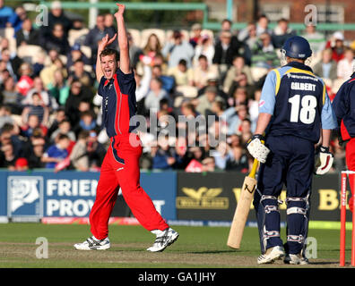 Cricket - Twenty20 Cup - North Division - Lancashire Lightning / Yorkshire Phoenix - Old Trafford. Tom Smith del Lancashire celebra Chris Gilbert, che ha perso la vita nello Yorkshire durante la partita della Twenty20 Cup a Old Trafford, Manchester. Foto Stock