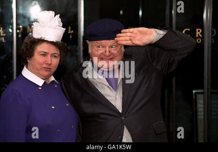 Il comico Benny Hill interpreta il suo personaggio di Fred Scouttle alla partenza Il Cromwell Hospital di Londra oggi (Martedì) Foto Stock