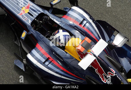 David Coulthard nella Red Bull Racing RB3 durante la prima sessione di prove a Magny Cours, Nevers, Francia. Foto Stock