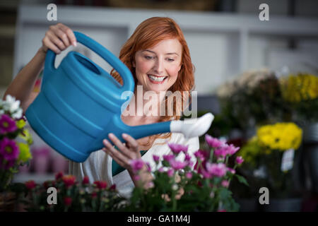 Fiorista femmina fiori di irrigazione Foto Stock