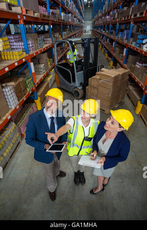 Angolo di alta vista del lavoratore che mostra le mensole per i manager Foto Stock