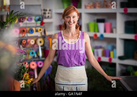 Ritratto di donna sorridente fioraio Foto Stock