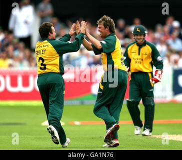 Graeme Swann di Nottinghamshire festeggia con Robert Ferley dopo aver intrappolato Steven Croft LBW di Lancashire per 3 corse durante la partita della Twenty20 Cup Northern Section a Trent Bridge, Nottingham. Foto Stock