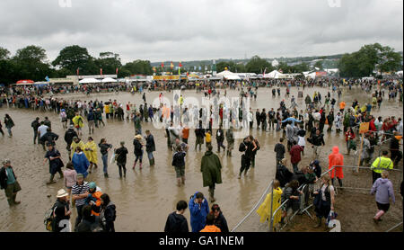 I festaioli si accodano per entrare nella tenda Orange Chill 'n' Charge al Glastonbury Festival 2007 presso la Worthy Farm di Pilton, Somerset. Foto Stock