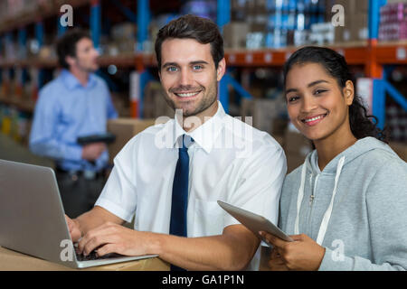 Lavoratore sorridente digitazione sul computer Foto Stock