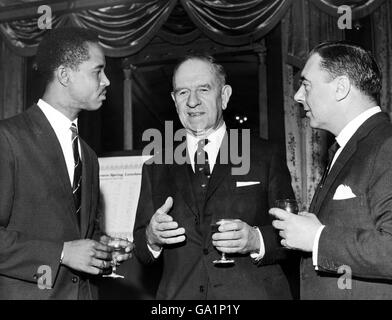 (L-R) il capitano delle Indie occidentali Gary Sobers discute il cricket sulle bevande al Cafe Royal con l'Alto Commissario neozelandese a Londra, Thomas McDonald, e il presidente della Lord's Taverners, Ronnie Waldman Foto Stock