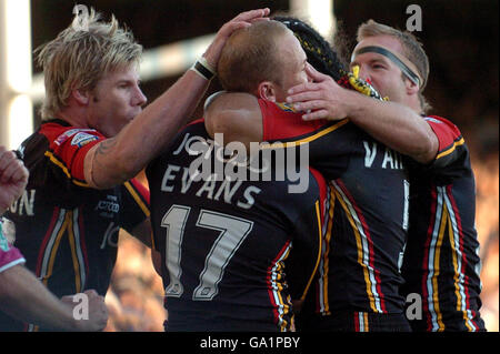 I giocatori di Bradford Bulls celebrano la prova di James Evans durante la partita Engage Super League a Headingley, Leeds. Foto Stock