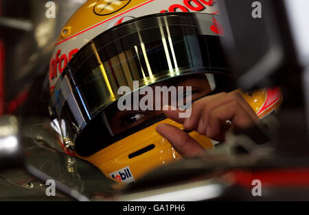 Lewis Hamilton nella Vodafone McLaren Mercedes pit durante una sessione di prove a Magny Cours, Nevers, Francia. Foto Stock