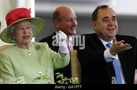 La Regina Elisabetta II della Gran Bretagna con il primo Ministro Alex Salmond mentre si vede la processione di equitazione durante l'apertura cerimoniale del Parlamento scozzese, a Edimburgo. Foto Stock