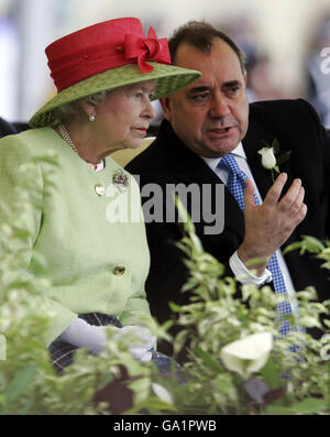 La Regina Elisabetta II della Gran Bretagna con il primo Ministro Alex Salmond mentre si vede la processione di equitazione durante l'apertura cerimoniale del Parlamento scozzese, a Edimburgo. Foto Stock