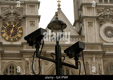 Un paio di telecamere CCTV tiene sotto controllo i movimenti delle persone fuori dall'abbazia di Westminster, nel cuore di Londra, dopo le due bombe auto fallite di ieri. Foto Stock