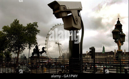 Una telecamera CCTV tiene d'occhio i movimenti di persone intorno alla Piazza del Parlamento, nel cuore di Londra, dopo le due bombe fallite ieri. Foto Stock