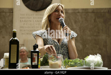 Heather Mills durante la sua dimostrazione di cucina presso l'incredibile Veggie Show presso i Royal Horticultural Halls nel centro di Londra. Foto Stock