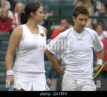 Alex Bogdanovic della Gran Bretagna con il partner misto di due volte Melanie South durante l'All England Lawn Tennis Championship a Wimbledon. Foto Stock