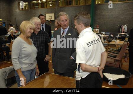 Il Principe del Galles incontra le vittime del diluvio durante una visita per ispezionare le inondazioni al Toll Bar vicino a Doncaster. Foto Stock