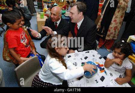 Il nuovo Segretario di Stato per i Bambini, le Scuole e le famiglie, ed Balls (destra) lancia la campagna di byelezione di Labor's Ealing Southall con il candidato laburista per Ealing Southall Virendra Sharma (centro) durante una visita al Grove House Children's Center, Southall. Foto Stock