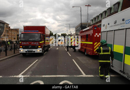 La scena fuori dalla stazione della metropolitana di Mile End, Londra, dopo che un treno della metropolitana ha deragliato sulla linea centrale in direzione ovest tra le stazioni di Bethnal Green e Mile End. Foto Stock