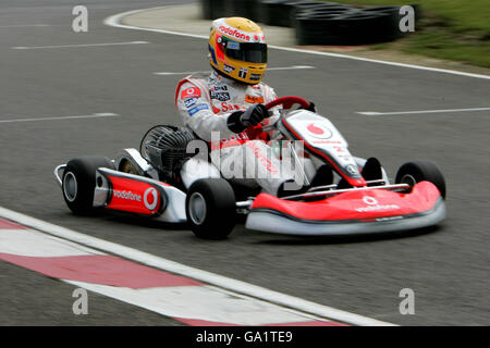 Motor Racing - Lewis Hamilton Champions Young British Go-Karts - Daytona. Formula uno driver Lewis Hamilton in pista durante una telefonata a Daytona, Milton Keynes. Foto Stock