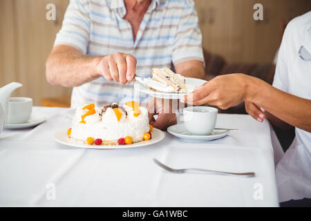 Infermiere felice di servire un dessert al suo paziente Foto Stock