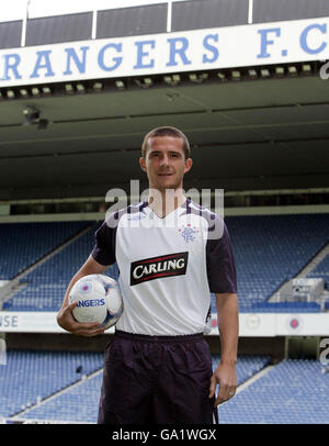 Il Barry Ferguson di Rangers lancia ufficialmente la nuova divisa Away del club per la stagione 2007/08 all'Ibrox Stadium di Glasgow. Foto Stock