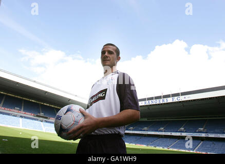 Il Barry Ferguson di Rangers lancia ufficialmente la nuova divisa Away del club per la stagione 2007/08 all'Ibrox Stadium di Glasgow. Foto Stock