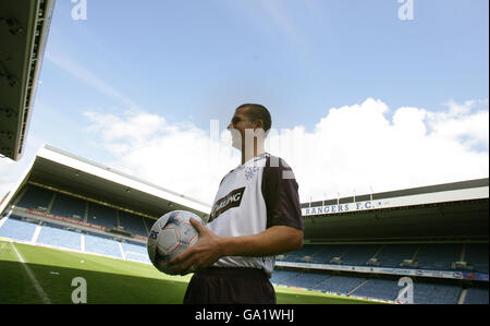 Il Barry Ferguson di Rangers lancia ufficialmente la nuova divisa Away del club per la stagione 2007/08 all'Ibrox Stadium di Glasgow. Foto Stock