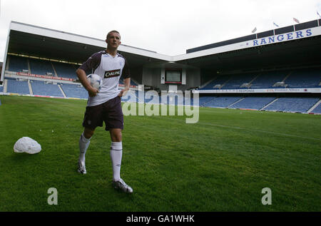 Il Barry Ferguson di Rangers lancia ufficialmente la nuova divisa Away del club per la stagione 2007/08 all'Ibrox Stadium di Glasgow. Foto Stock