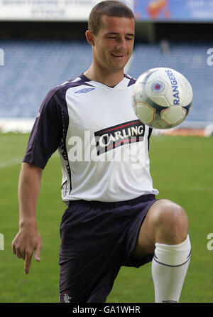 Calcio - Barry Ferguson lancia ufficialmente la divisa Away della squadra - Ibrox Stadium. Barry Ferguson di Rangers lancia ufficialmente la nuova divisa Away del club per la stagione 2007/08 all'Ibrox Stadium di Glasgow. Foto Stock