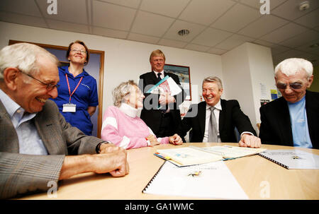 (Da sinistra a destra) paziente Jeff Davies, 75, Stroke Clinical Nurse Specialist Maria Fitz-Patrick, paziente Pamela Martin, 78, Capo del cuore e servizi di Stroke Professor Roger Boyle, Segretario della Sanità Alan Johnson e James Lynch, 69, durante la visita del Segretario della Sanità all'unità di ictus al Kings College Hospital, a sud di Londra. Foto Stock