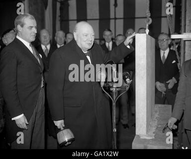 Il primo ministro, Sir Winston Churchill oggi (mercoledì) ha gettato la pietra di fondazione del nuovo edificio Baltico a Londra, lo scambio essendo chiuso per la giornata. Più tardi il Premier è stato intrattenuto per pranzo sul pavimento.dopo la cerimonia di posa della pietra, Sir Winston ha dichiarato che la pietra era bene e realmente posata e l'uomo che ha fatto mattone-posare il suo hobby dovrebbe sapere! Foto Stock