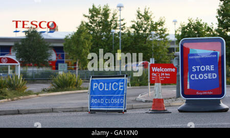 Un superstore Tesco chiuso a Bury St Edmunds, Suffolk, dopo la chiusura a seguito di un avviso di sicurezza. Foto Stock