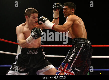 Amir Khan (a destra) in Inghilterra contro Willie Limond della Scozia durante il Commonwealth Lightweight Title Fight all'O2 Arena di Londra. Foto Stock