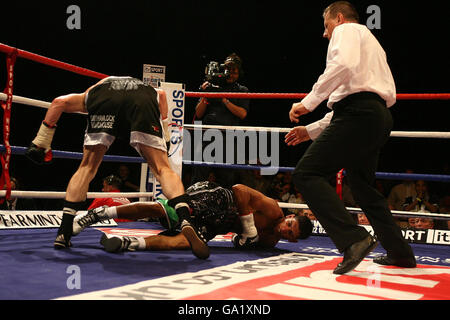 L'inglese Amir Khan è abbattuto da Willie Limond della Scozia durante il Commonwealth Lightweight Title Fight all'O2 Arena, Londra. Foto Stock