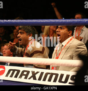 Shah Khan, padre di Amir Khan, e il manager Asif Ali hanno gridato al sostegno durante la lotta contro il Commonwealth Lightweight Title all'O2 Arena di Londra. Foto Stock