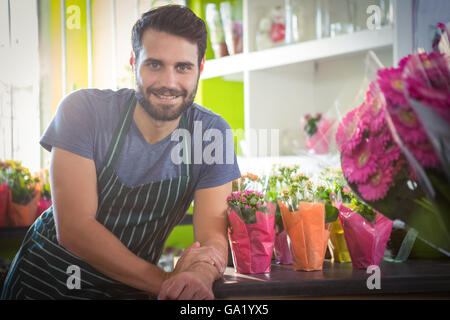 Fioraio maschio presso il suo negozio di fiori Foto Stock