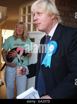 Boris Johnson, candidato del partito conservatore per il sindaco di Londra, reagisce dopo essere stato detto da un sostenitore che avrebbe votato conservatore mentre va sulla pista di campagna, una porta di accesso a Ealing, Londra, a sostegno di Tony Lit, la candidatura conservatrice nella by-elezione Ealing di domani. Foto Stock